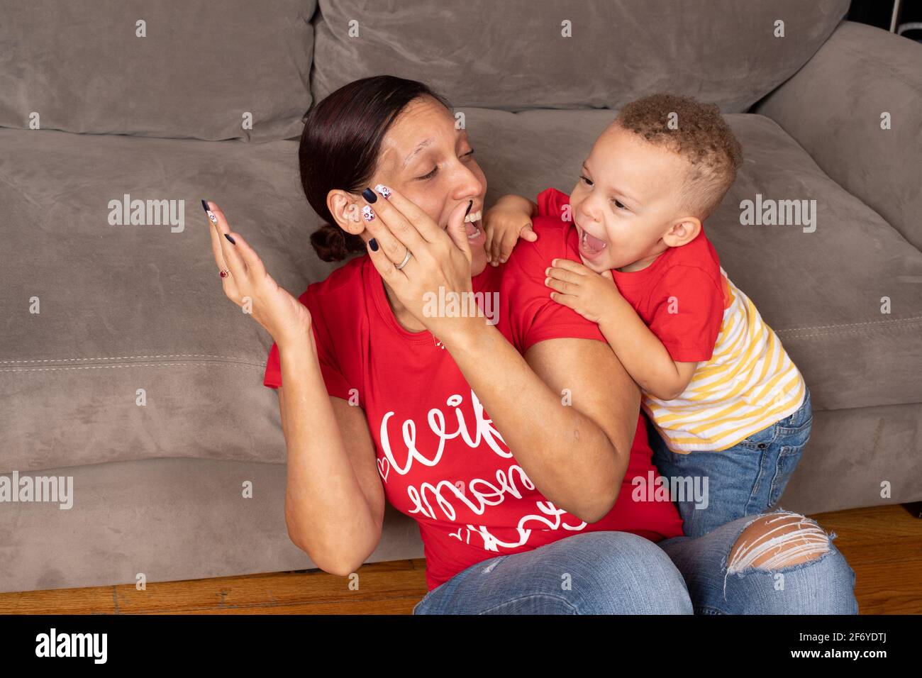 Madre interactuando y jugando con el hijo de 2 años, esconderse y buscar a simple vista Foto de stock