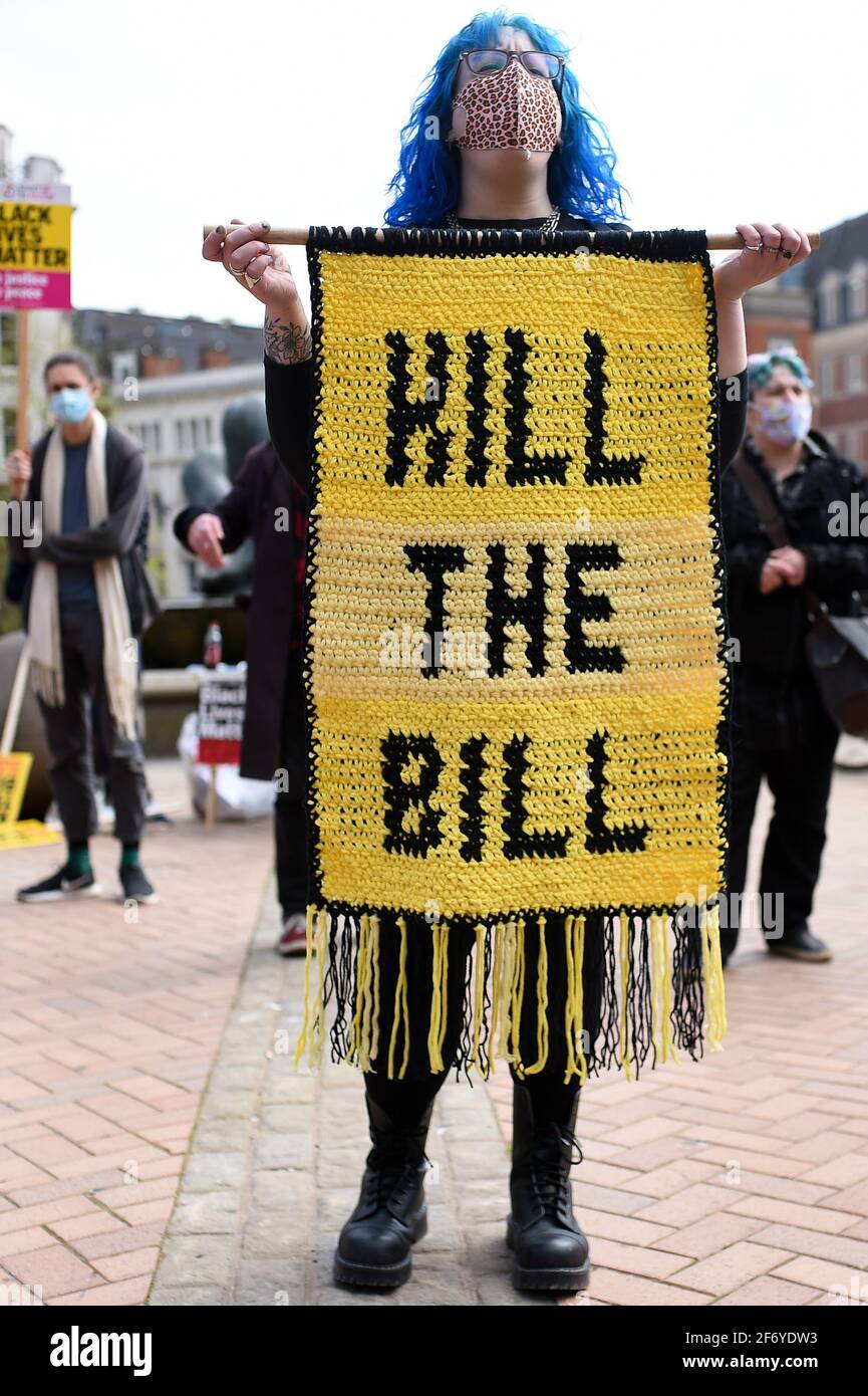 Manifestantes durante una protesta de "matar el proyecto de ley" contra el proyecto de ley de policía, crimen, sentencia y tribunales en Victoria Square, Birmingham. Fecha del cuadro: Sábado 3 de abril de 2021. Foto de stock