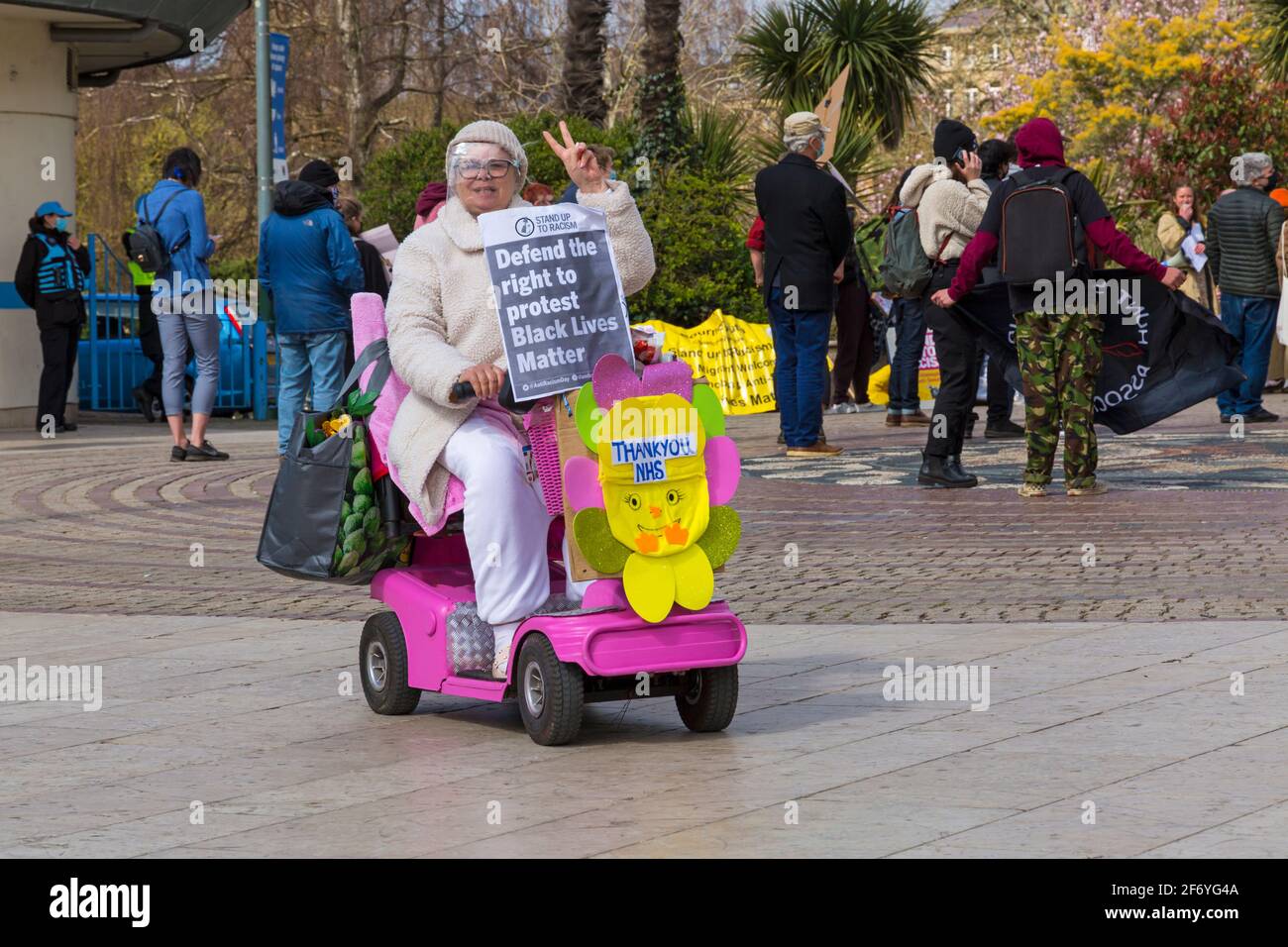 Bournemouth, Dorset Reino Unido. 3rd de abril de 2021. Protesta 'Matar el proyecto de ley' en Bournemouth en oposición al proyecto de ley 2021 sobre la policía, el delito, las sentencias y los tribunales que se encuentra actualmente ante el Parlamento. El proyecto de ley propuesto daría a la policía de Inglaterra y Gales más poder para imponer condiciones a las protestas no violentas. La protesta es una de las varias que tienen lugar en todo el país como parte de un plan para el Fin de Semana Nacional de Acción durante el fin de semana de Pascua, mientras se adhiere a las restricciones de cierre de Covid-19 Coronavirus. Defender el derecho a protestar vidas negras La materia se enfrenta al racismo. Crédito: Carolyn Jenkins/Alamy Live News Foto de stock