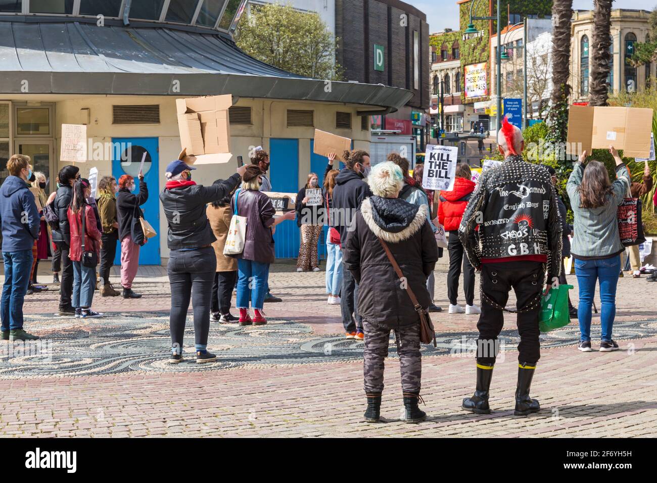 Bournemouth, Dorset Reino Unido. 3rd de abril de 2021. Protesta 'Matar el proyecto de ley' en Bournemouth en oposición al proyecto de ley 2021 sobre la policía, el delito, las sentencias y los tribunales que se encuentra actualmente ante el Parlamento. El proyecto de ley propuesto daría a la policía de Inglaterra y Gales más poder para imponer condiciones a las protestas no violentas. La protesta es una de las varias que tienen lugar en todo el país como parte de un plan para el Fin de Semana Nacional de Acción durante el fin de semana de Semana Santa, mientras se adhiere a las restricciones de cierre de Covid-19 Coronavirus. Crédito: Carolyn Jenkins/Alamy Live News Foto de stock