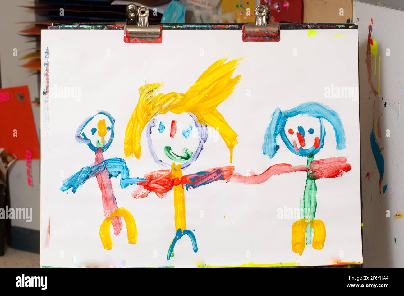 Obras de arte para niños en el aula preescolar con figuras humanas  reconocibles Fotografía de stock - Alamy