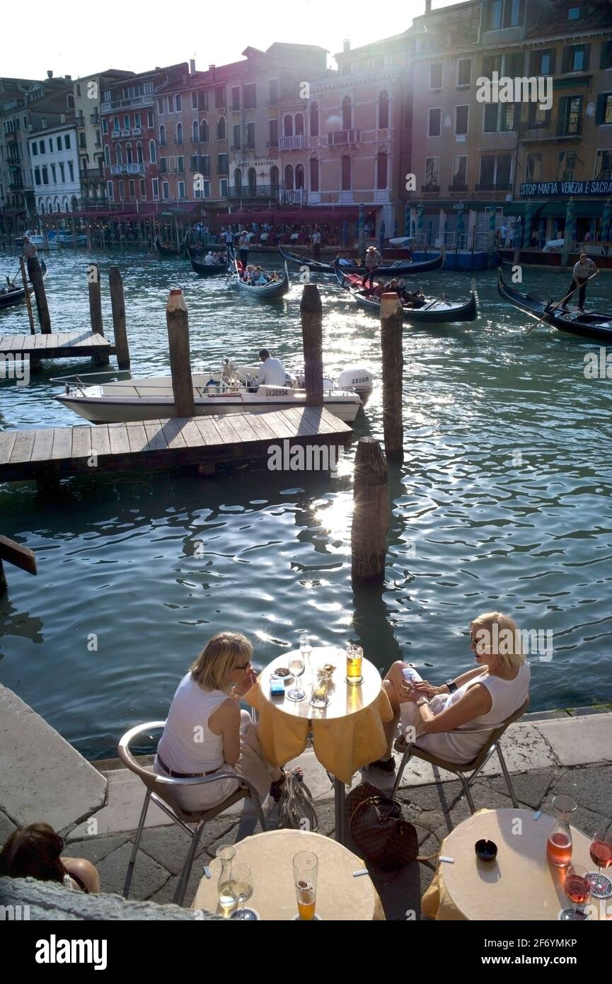Cócteles junto al Gran Canal en Venecia Italia Foto de stock