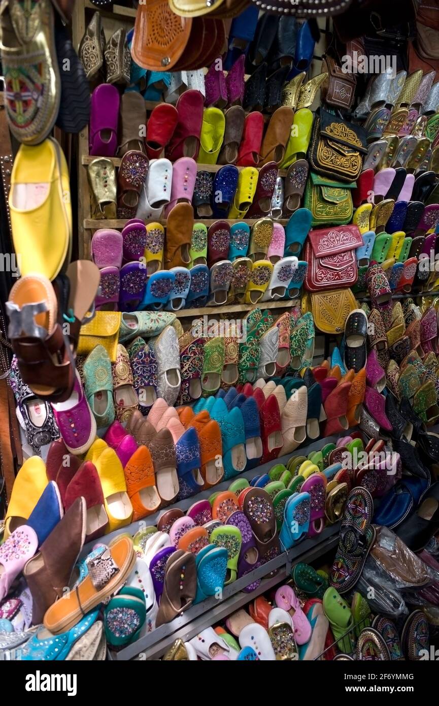 Marrakech Marruecos 2019 Zapatillas tradicionales en los zocos Foto de stock