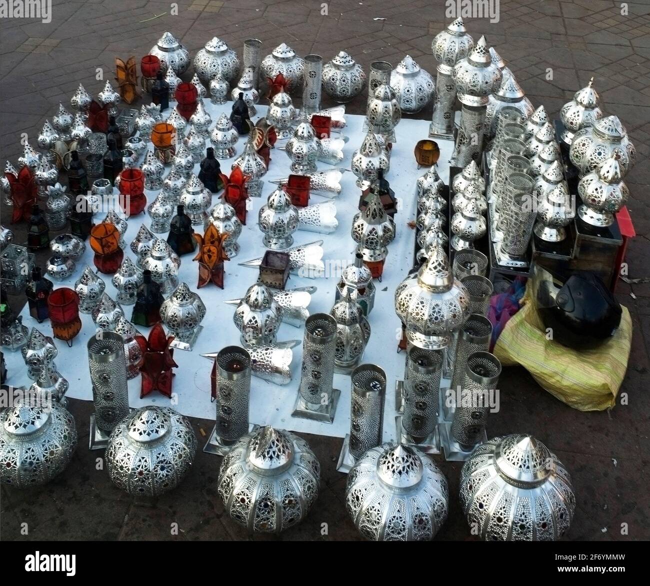 Marrakech Marruecos 2019 Linternas y recuerdos tradicionales Foto de stock
