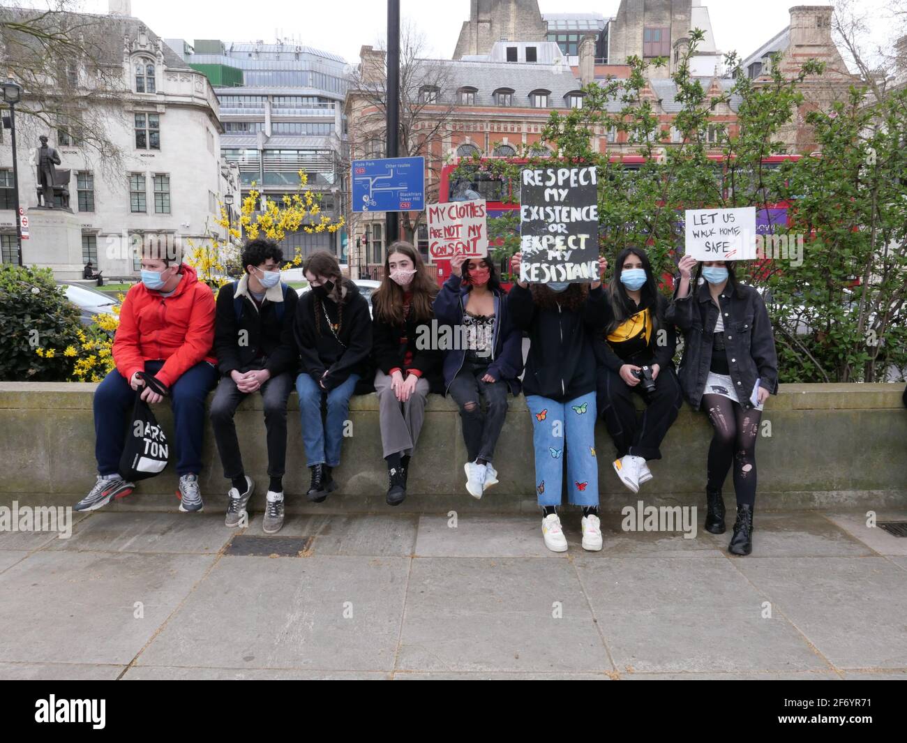 Los manifestantes se reúnen en el centro de Londres y otras 24 ciudades del Reino Unido el sábado 3 de abril contra un proyecto de ley de delincuencia que restringirá el derecho a protestar. El proyecto de ley de sentencias y tribunales policiales, aprobado en segunda lectura en el parlamento el mes pasado, modifica la legislación de orden público existente, haciendo más fácil para la policía prohibir o cerrar futuras protestas pacíficas .. Foto de stock