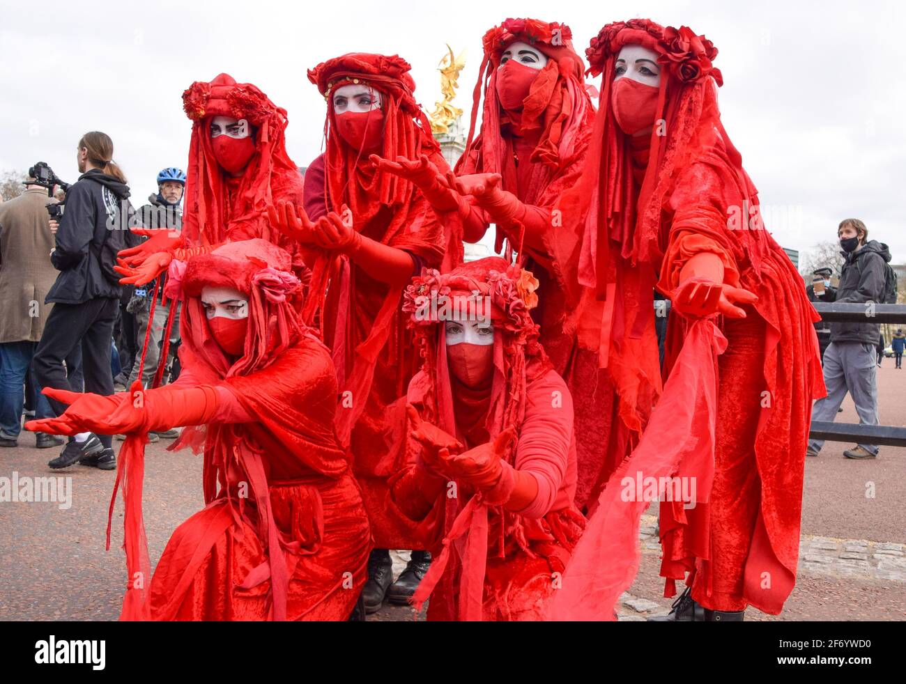 Londres, Reino Unido. 3rd de abril de 2021. Extinción Rebelión Roja Brigada Rebelión en la protesta Kill the Bill fuera del Palacio de Buckingham. Foto de stock