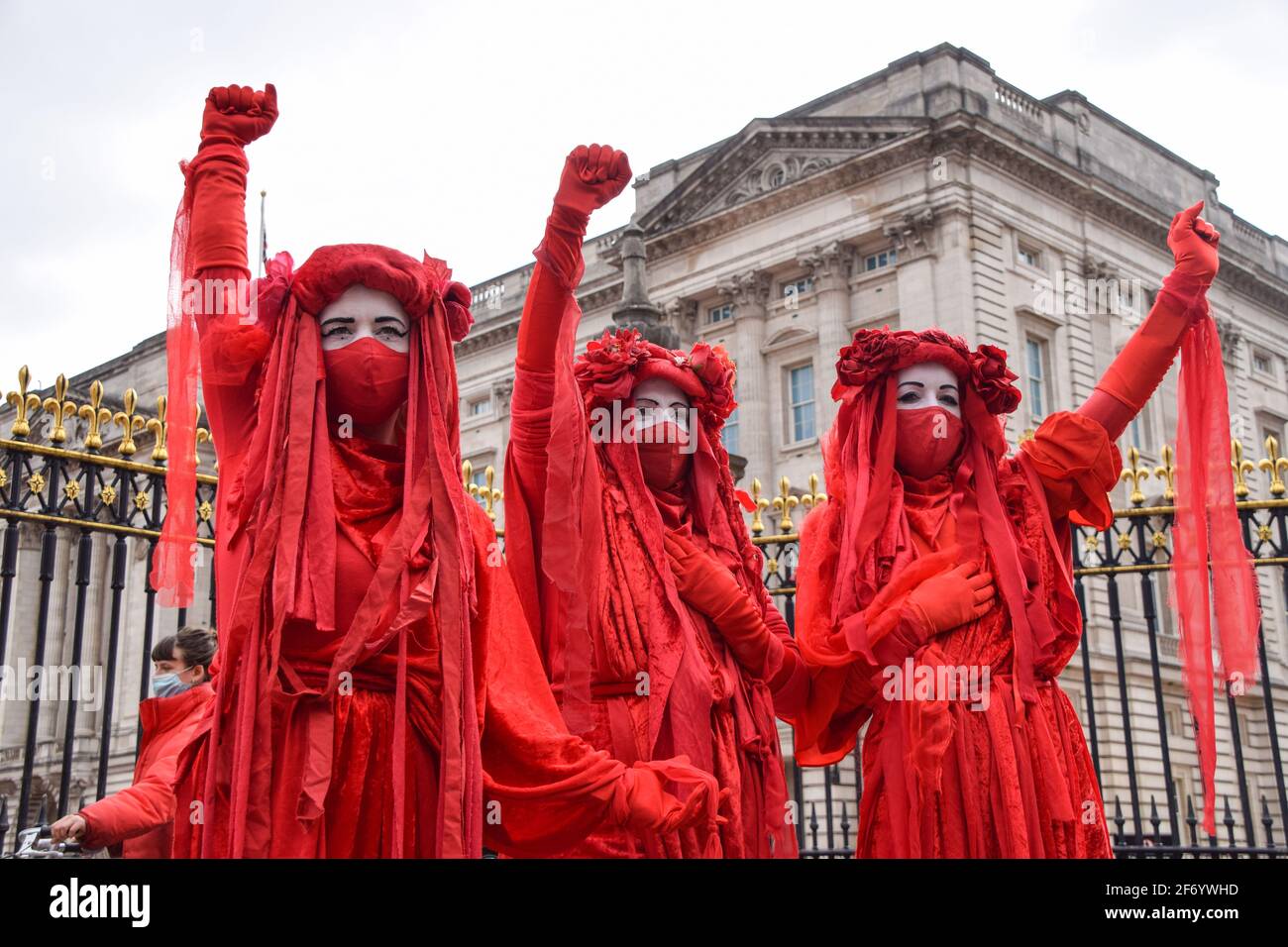 Londres, Reino Unido. 3rd de abril de 2021. Extinción Rebelión Roja Brigada Rebelión en la protesta Kill the Bill fuera del Palacio de Buckingham. Foto de stock