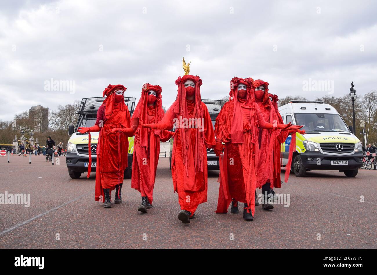 Londres, Reino Unido. 3rd de abril de 2021. Extinción Rebelión Roja Brigada Rebelión en la protesta Kill the Bill fuera del Palacio de Buckingham. Foto de stock