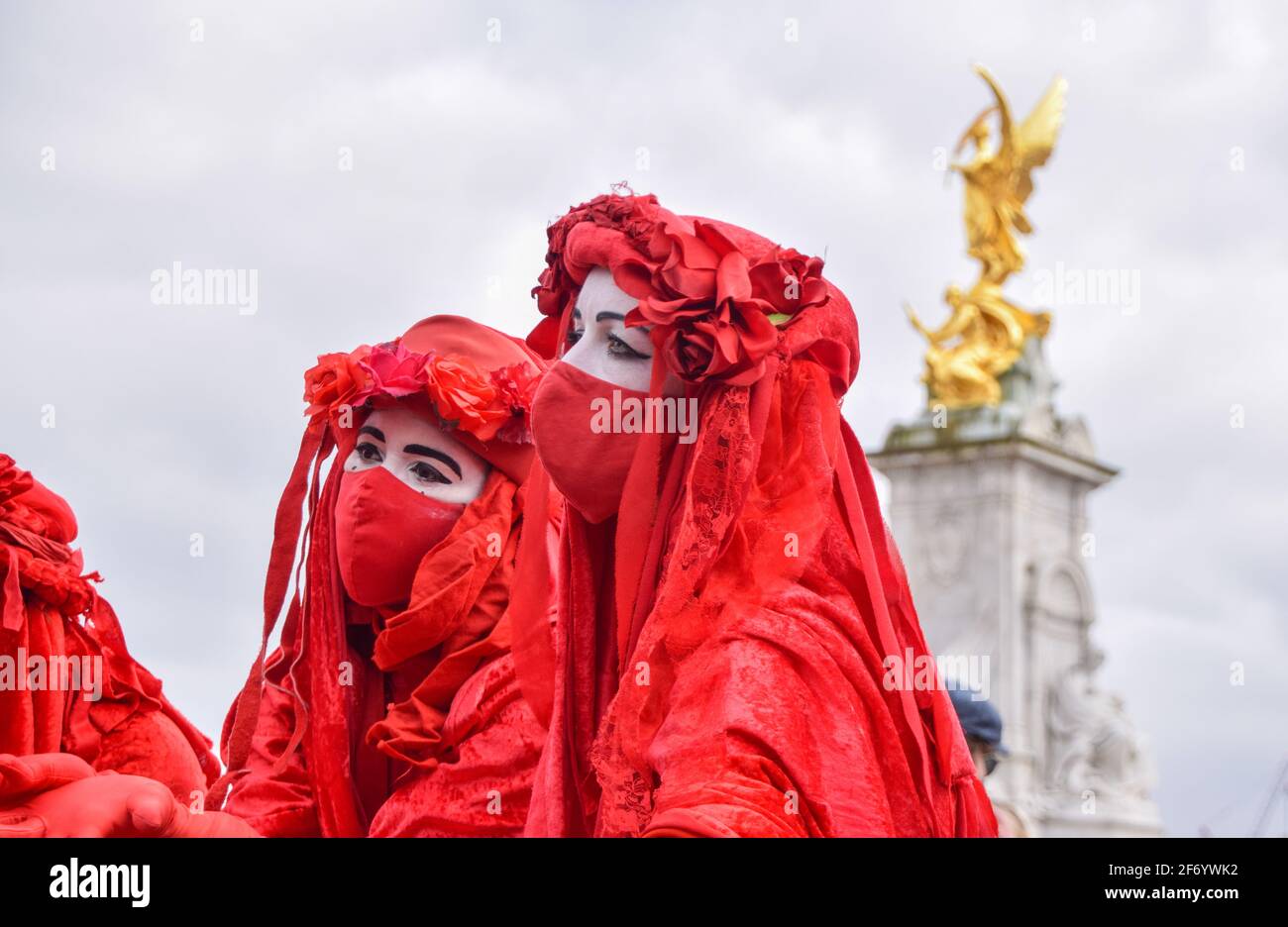 Londres, Reino Unido. 3rd de abril de 2021. Extinción Rebelión Roja Brigada Rebelión en la protesta Kill the Bill fuera del Palacio de Buckingham. Foto de stock