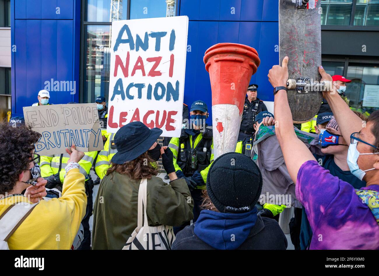 Brighton Reino Unido 3rd de abril de 2021 - cientos de manifestantes de "matar el proyecto de ley" se reúnen fuera de la comisaría de policía de Brighton en protesta contra el nuevo proyecto de ley polémico de los gobiernos que daría a la policía poderes para atacar la protesta pacífica: Crédito Simon Dack / Alamy Live News Foto de stock