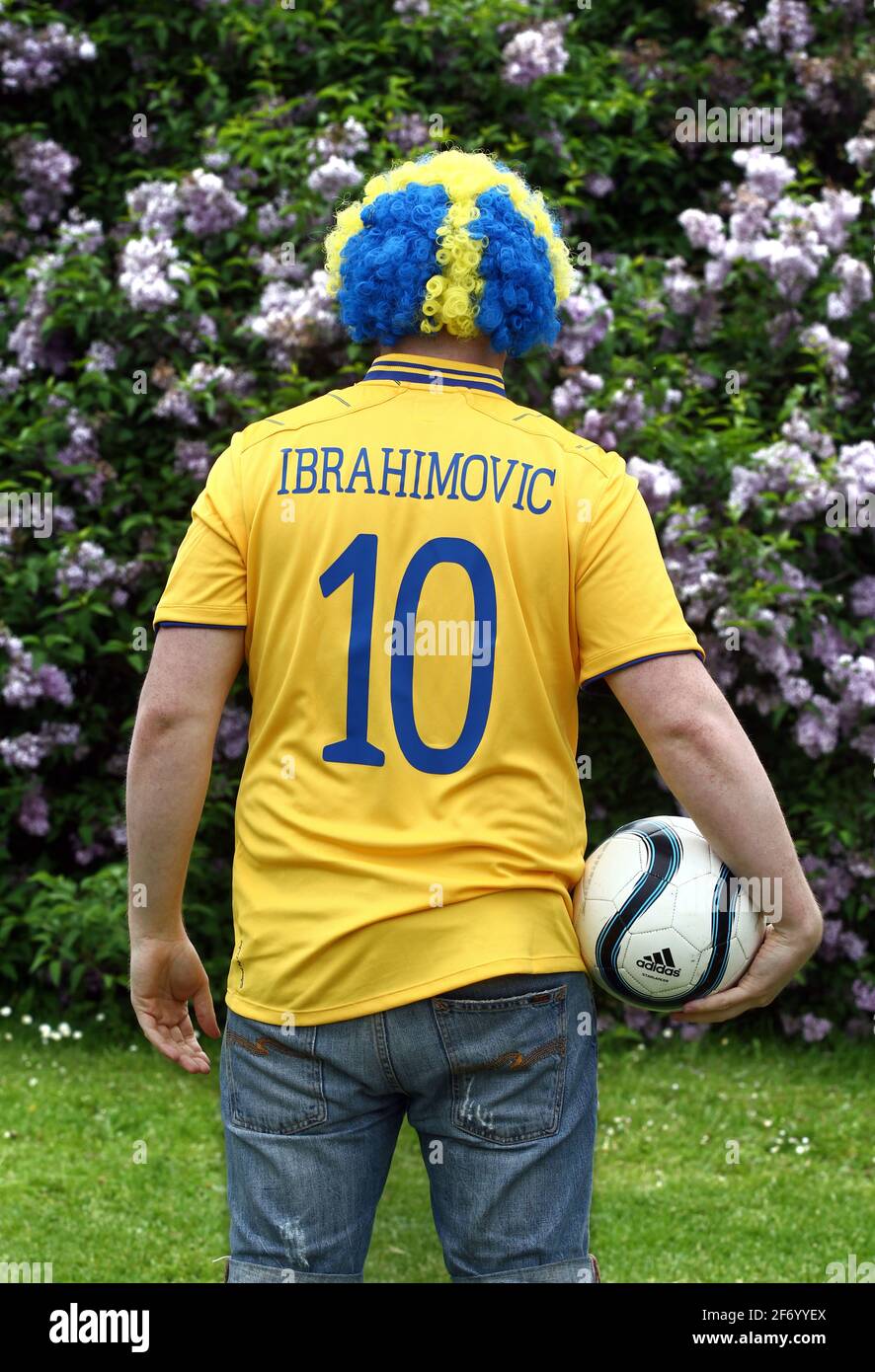futbolista sueco que lleva una camiseta de la selección nacional de Zlatan Ibrahimovic Fotografía de stock - Alamy