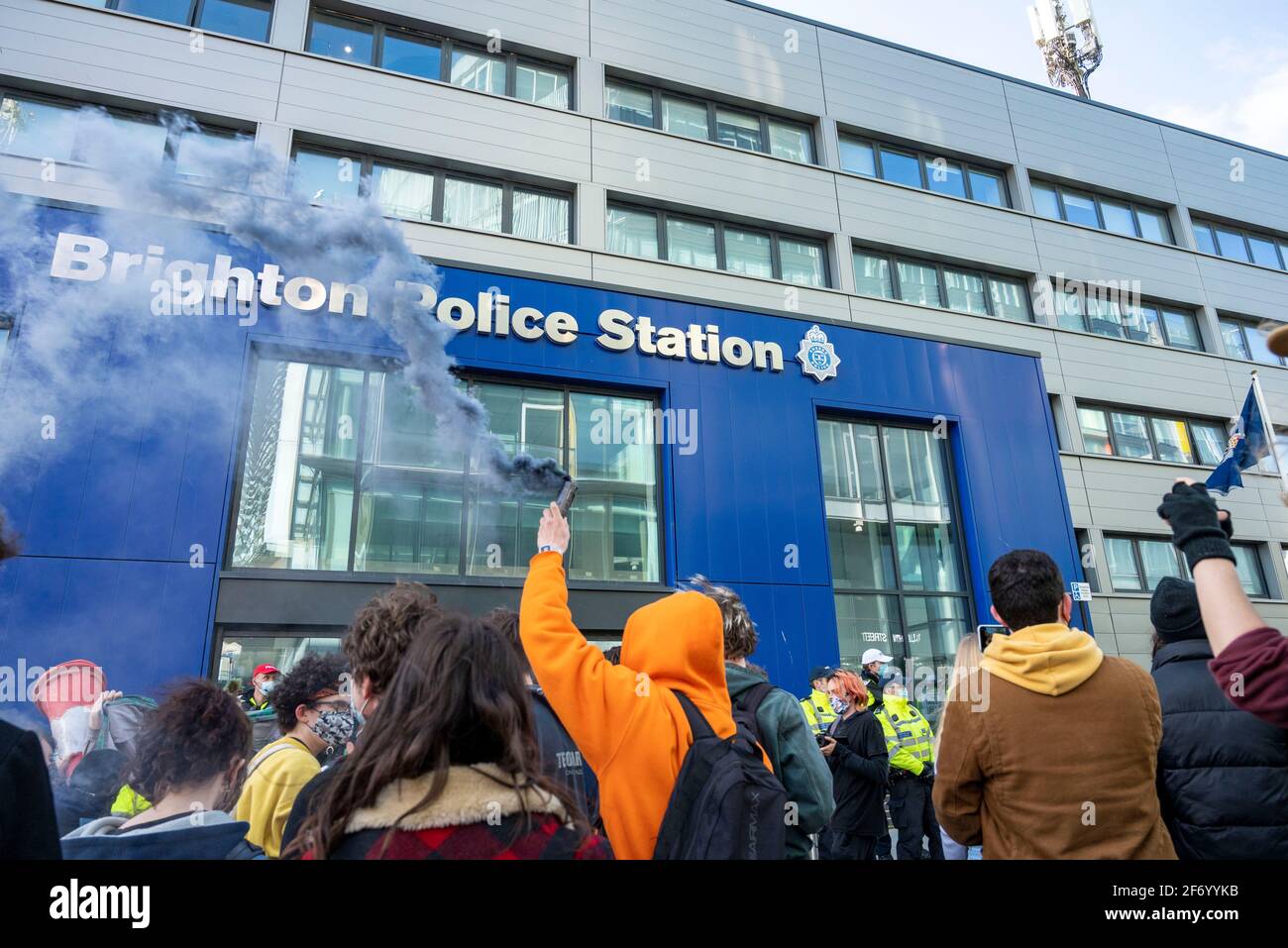 Brighton Reino Unido 3rd de abril de 2021 - cientos de manifestantes de "matar el proyecto de ley" se reúnen fuera de la comisaría de policía de Brighton mientras participan en una protesta contra los gobiernos polémico nuevo proyecto de ley que daría a la policía poderes para atacar la protesta pacífica: Crédito Simon Dack / Alamy Live News Foto de stock