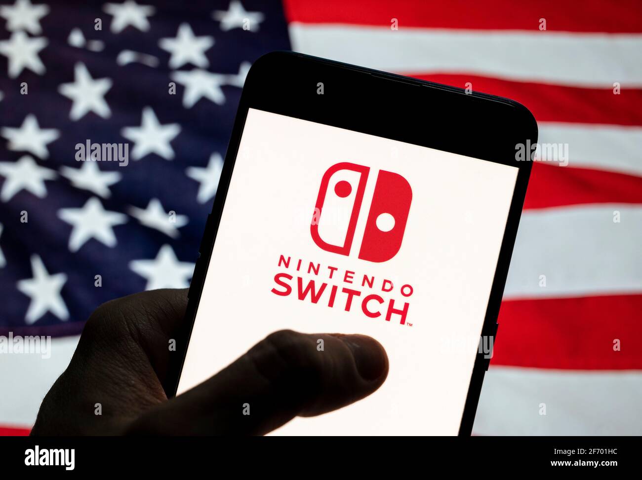 China. 27th de marzo de 2021. En esta ilustración de la foto, la Marca  multinacional japonesa de videojuegos creó y poseyó Nintendo, el logotipo  de Nintendo Switch visto en un smartphone con