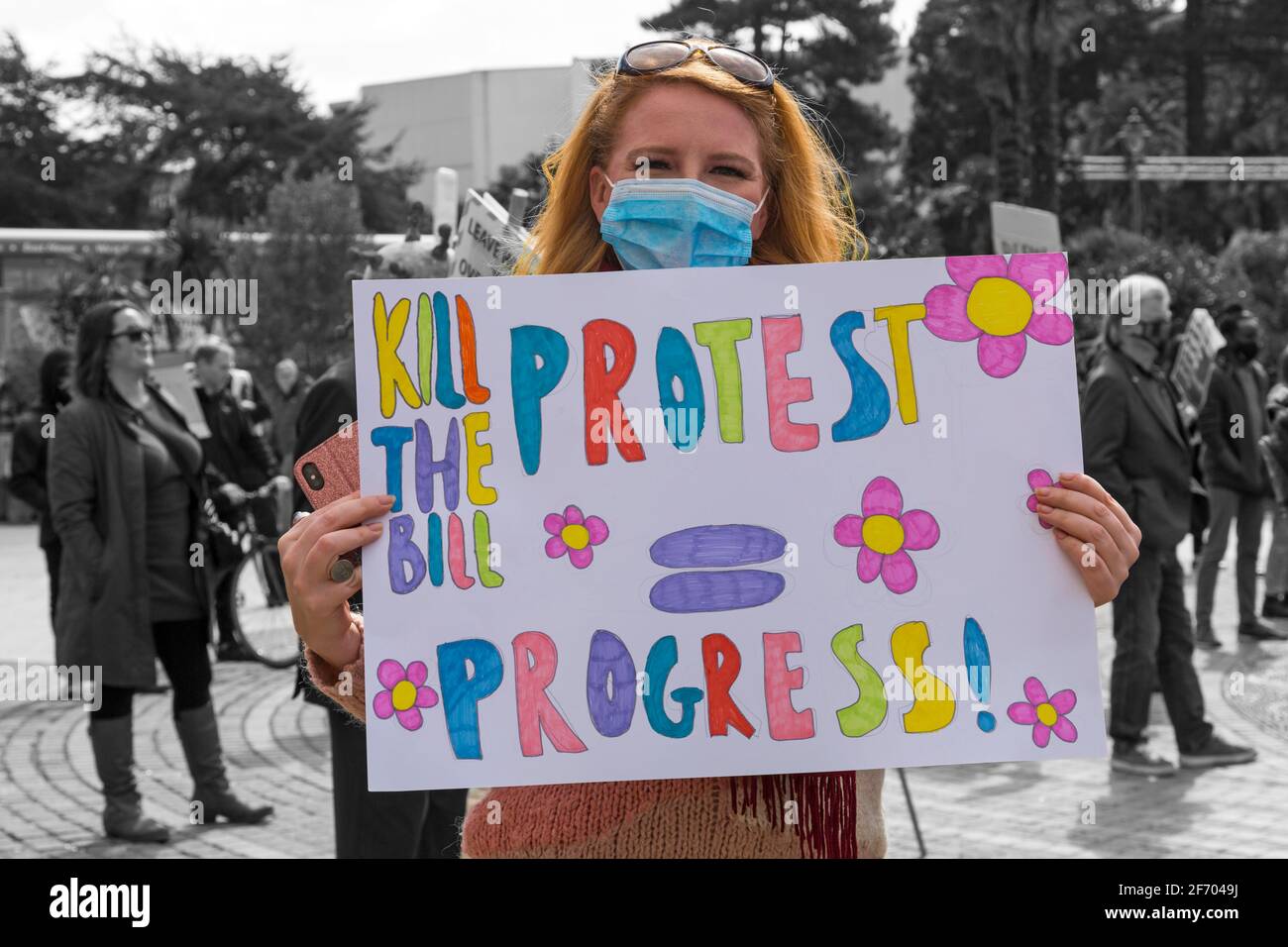 Una joven que sostiene a Kill la protesta de Bill = un cartel de progreso en Kill la protesta de Bill en Bournemouth, Dorset Reino Unido en abril Foto de stock