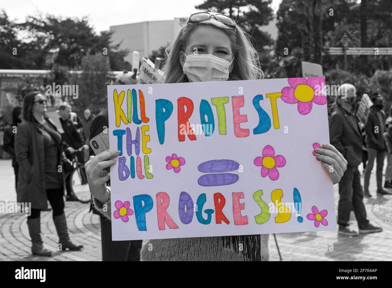 Una joven que sostiene a Kill la protesta de Bill = un cartel de progreso en Kill la protesta de Bill en Bournemouth, Dorset Reino Unido en abril Foto de stock