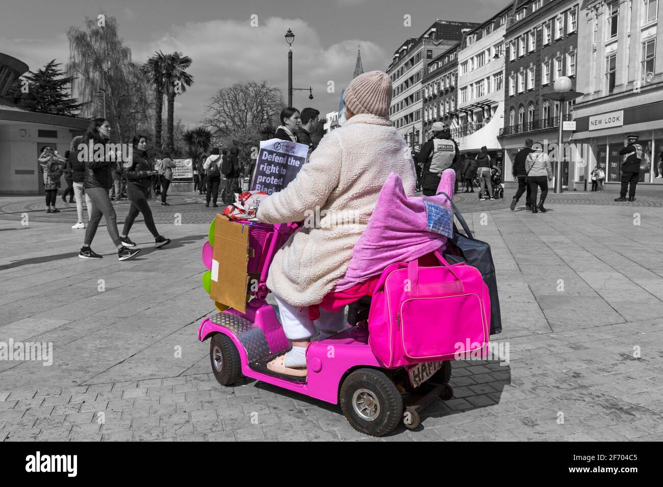Mujer que monta un scooter de movilidad rosa en Kill la protesta de Bill en Bournemouth, Dorset Reino Unido en abril - defender los derechos de protesta Foto de stock