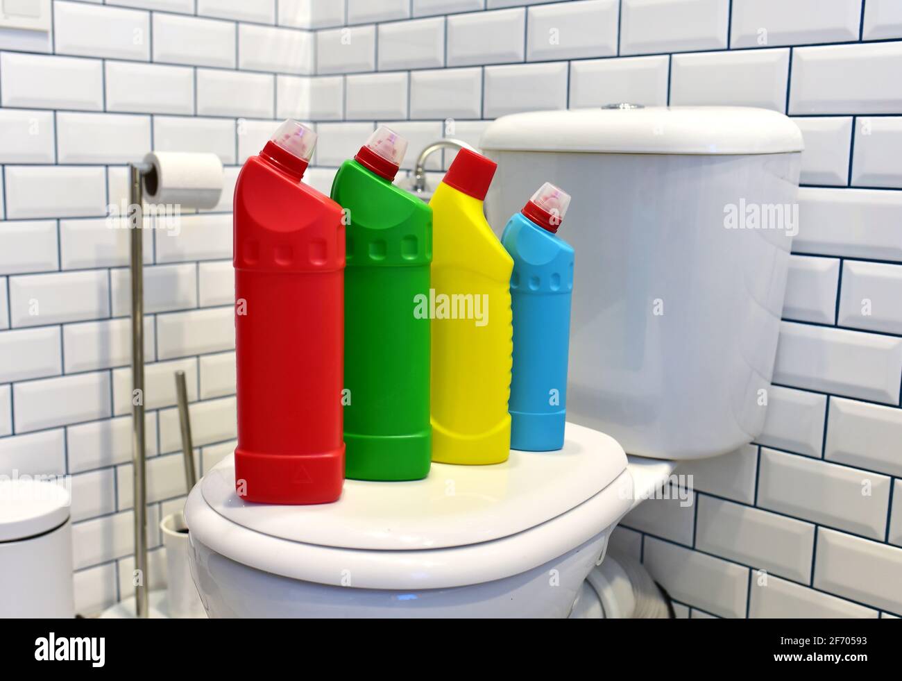Botellas de detergente para limpiar el inodoro en el baño en casa. Botellas  de detergente y limpiadores de aseo para el hogar. Líquidos antibacterianos  para ​house Fotografía de stock - Alamy