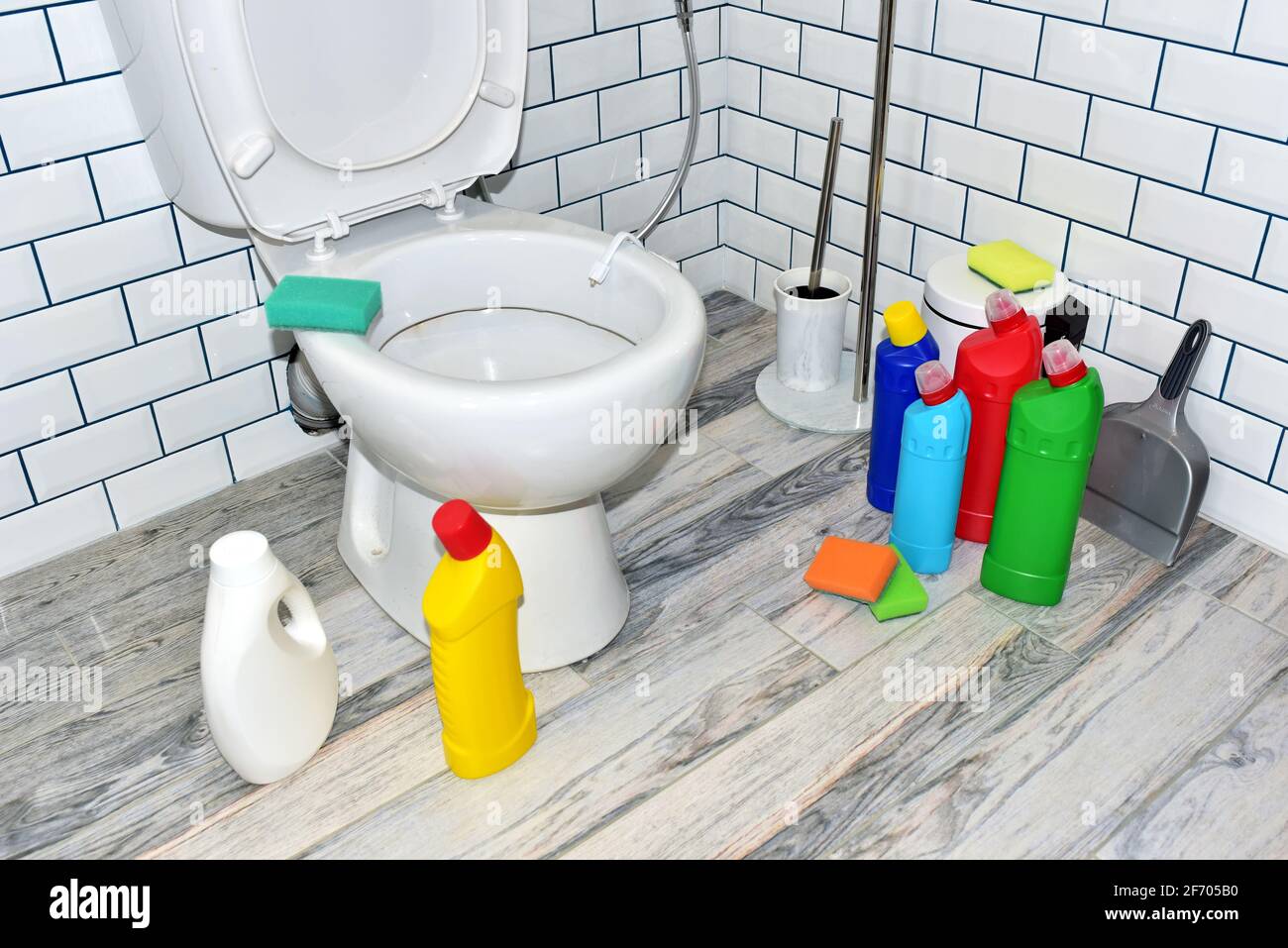 Botellas de detergente y esponja para limpiar el inodoro en el baño en  casa. Botellas de detergente y esponjas de cocina. Limpiadoras de WC para  el hogar. Anti Fotografía de stock 