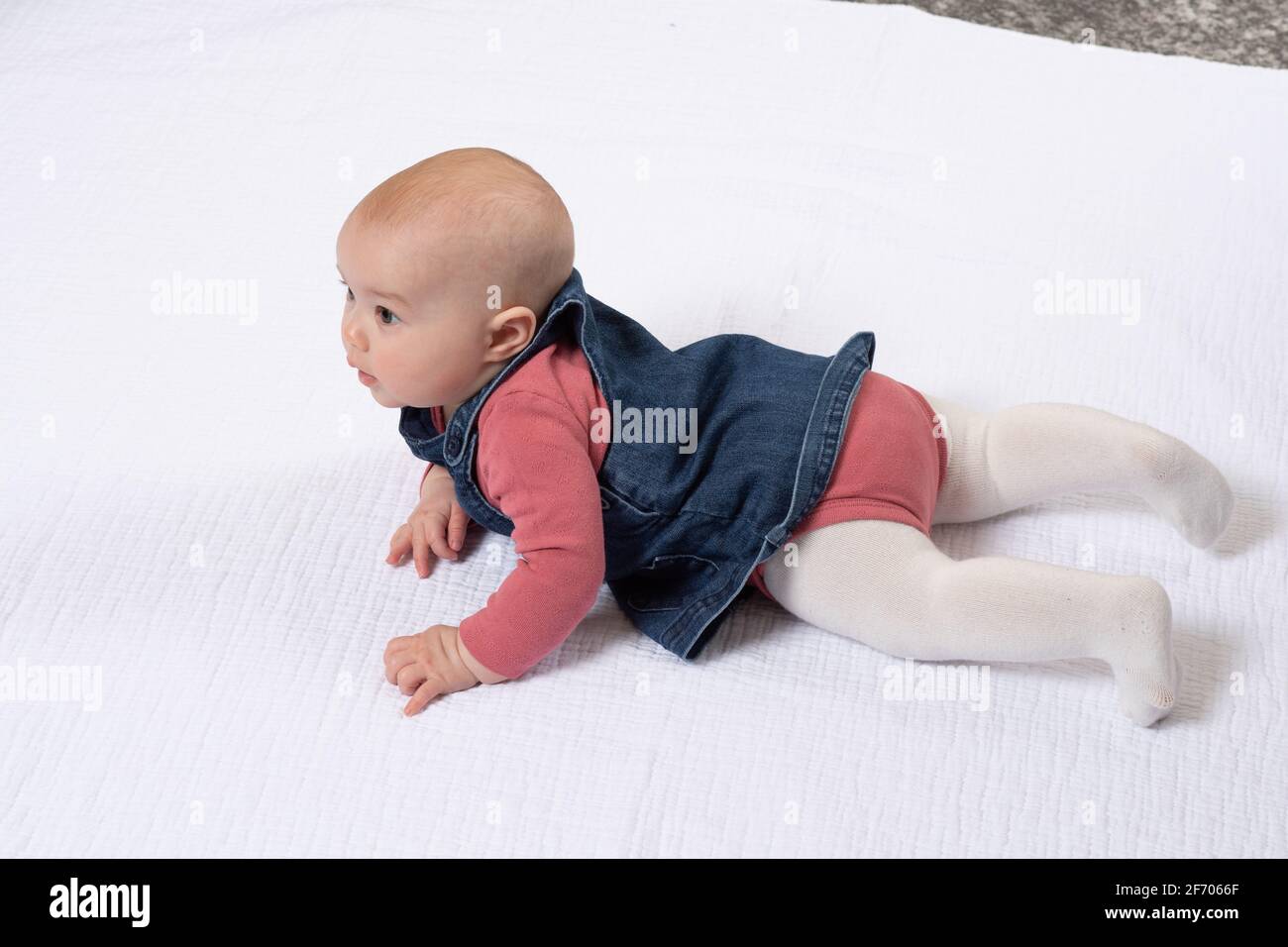 niña de 4 meses de edad rodando de vuelta a serie delantera 2 de 3 Foto de stock