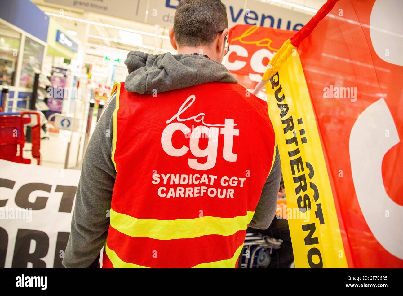 Marsella, Francia. 03rd de abril de 2021. Protestas de representantes  sindicales frente a la entrada a la tienda Carrefour.la CGT, Confederación  General del Trabajo (Confédération Générale du Travail) y la Confederación  Democrática