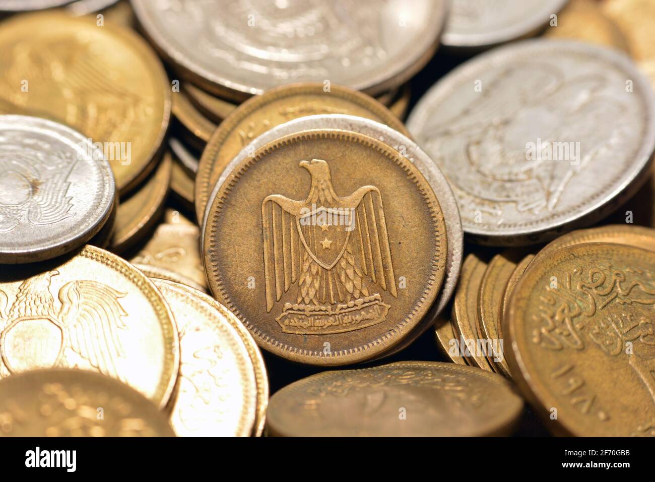 Cinco milliemes moneda 1960, antiguo dinero egipcio de 5 milliemes moneda la moneda de la República Árabe Unida de Egipto y Siria, vintage retro Foto de stock