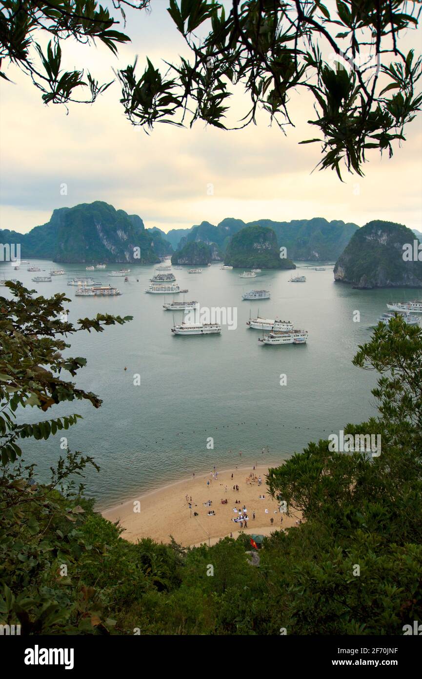 Vista desde el Dao Titop Island, La Bahía de Halong, Vietnam Foto de stock