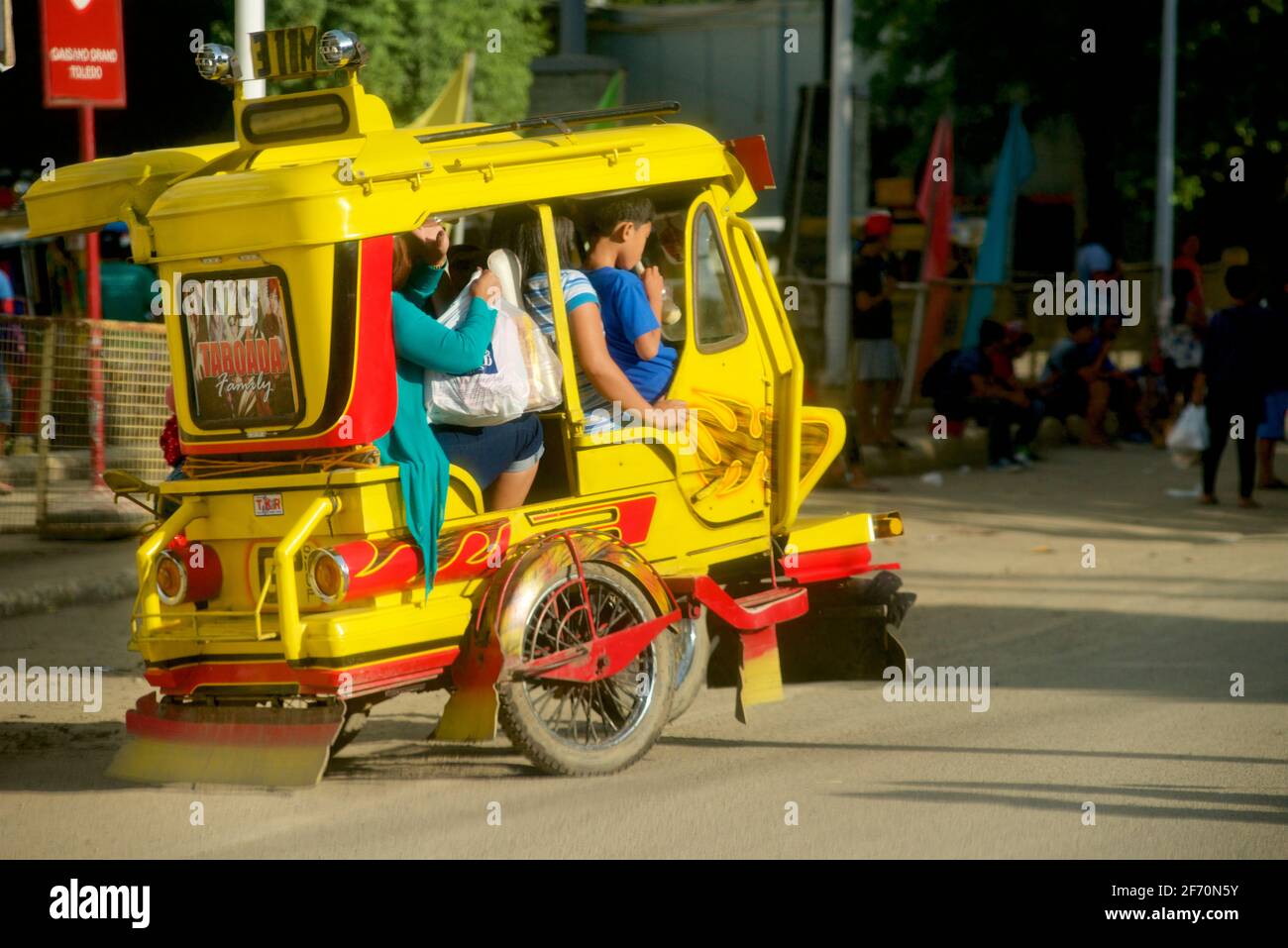 Transporte urbano intermedio en Filipinas. Pequeño tuk-tuk como triciclo  motorizado, Ciudad de Toledo, Visayas Central Fotografía de stock - Alamy