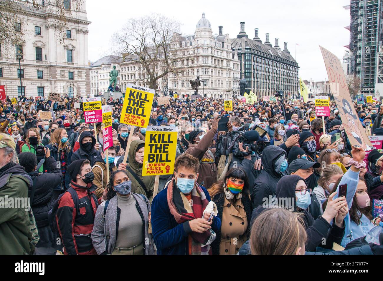 Londres, Reino Unido. Abril de 3rd 2021 'matar el proyecto de ley' protesta. Individuos de una variedad de grupos, desde Rebelión de extinción, vidas Negras, antifascistas y anarquistas se reunieron para protestar contra la propuesta de los gobiernos de Ley de Policía, crimen, sentencia y tribunales. El proyecto de ley propone limitar el derecho a protestar. una marcha de Hyde Park a Parliament Square tuvo lugar culminando en un rally donde los oradores incluyeron a Jeremy Corbyn. Más tarde estallaron escaramuzas entre la policía y una pequeña banda de anarquistas que luego marcharon a Charing Cross con una serie de detenciones y algunos daños a los contenedores Foto de stock