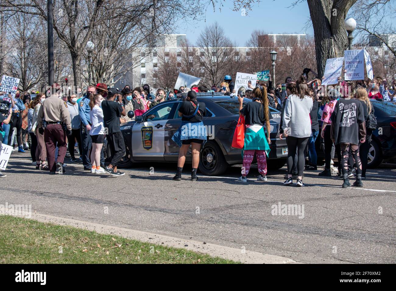 San Pablo, Minnesota. Protesta por los derechos de las mujeres. Los manifestantes rodean un coche de policía después de que uno de ellos fue arrestado por asalto a un antiprotestor por remarcar Foto de stock