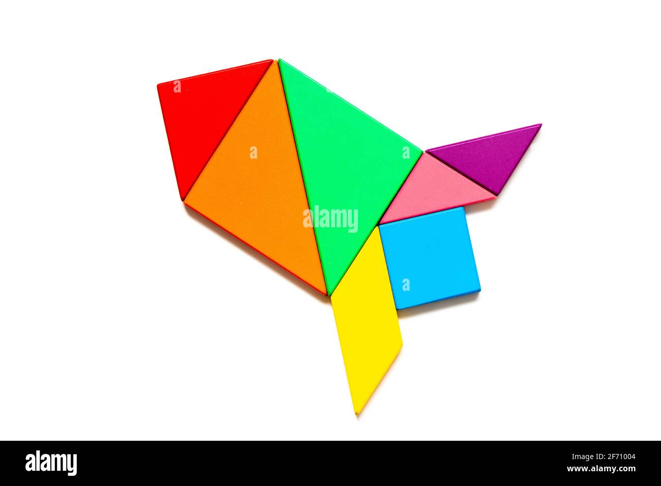 Color tangram rompecabezas en forma de cohete o misil sobre blanco  antecedentes Fotografía de stock - Alamy