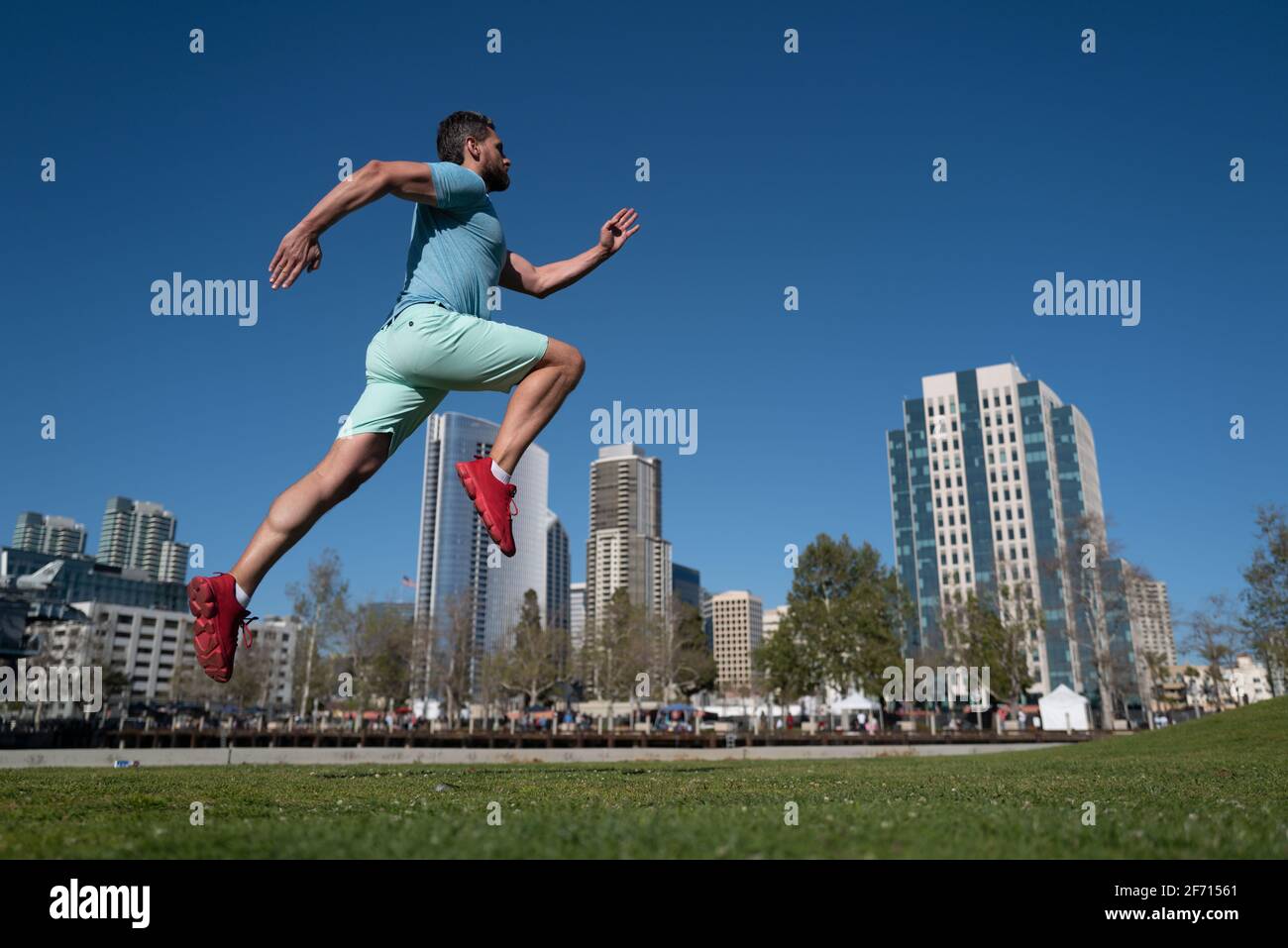 Pies de atleta corriendo en el parque de la ciudad. Concepto de jogging al aire libre. Hombre corriendo para hacer ejercicio sobre el fondo de la ciudad. Foto de stock