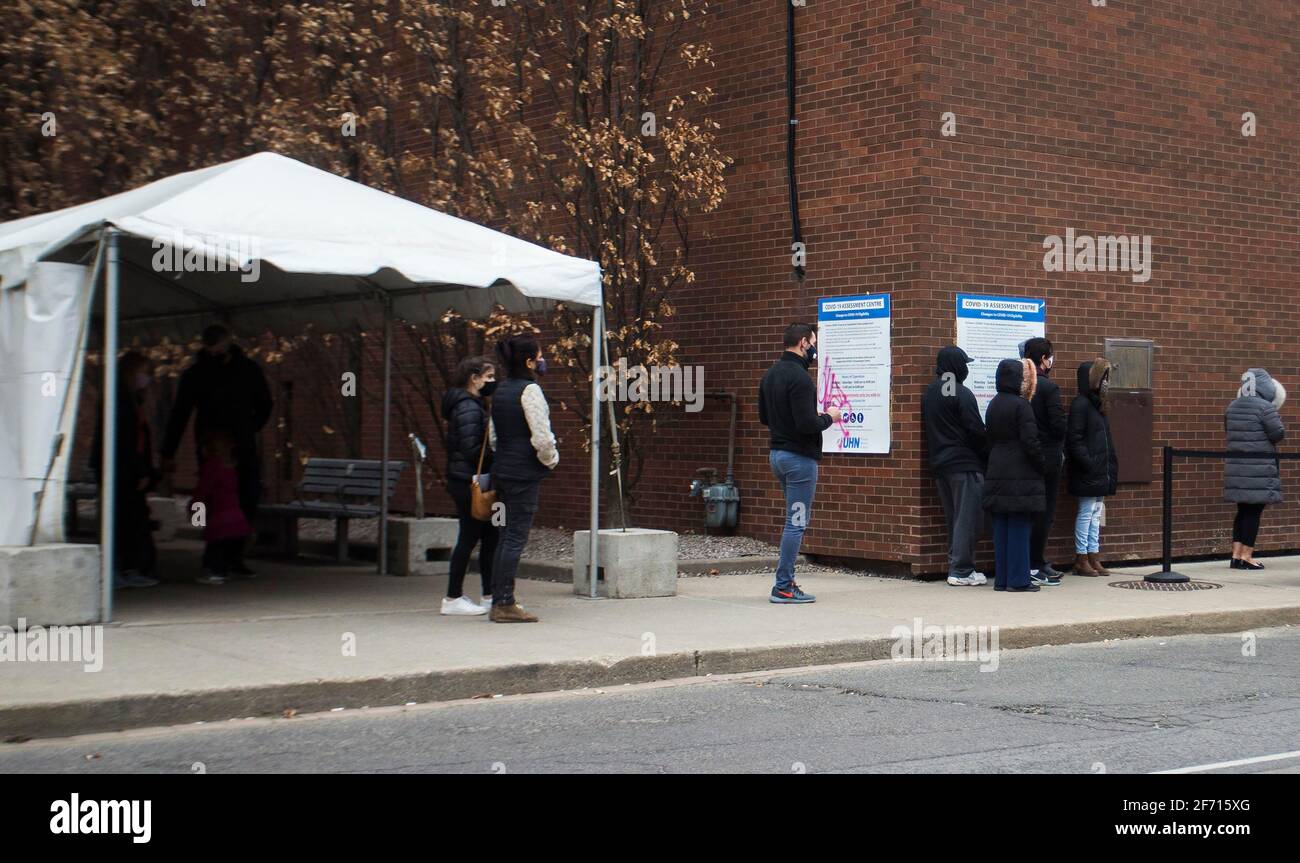 Toronto, Canadá. 3rd de abril de 2021. Las personas se alinean para la prueba COVID-19 fuera de un centro de evaluación COVID-19 en Toronto, Canadá, el 3 de abril de 2021. Los casos COVID-19 de Canadá han ascendido a 1.001.645, informó CTV. Canadá se convirtió en el 23rd país del mundo en superar los 1 millones de casos confirmados, según un recuento mundial de infecciones por la Universidad Johns Hopkins. Crédito: Zou Zheng/Xinhua/Alamy Live News Foto de stock