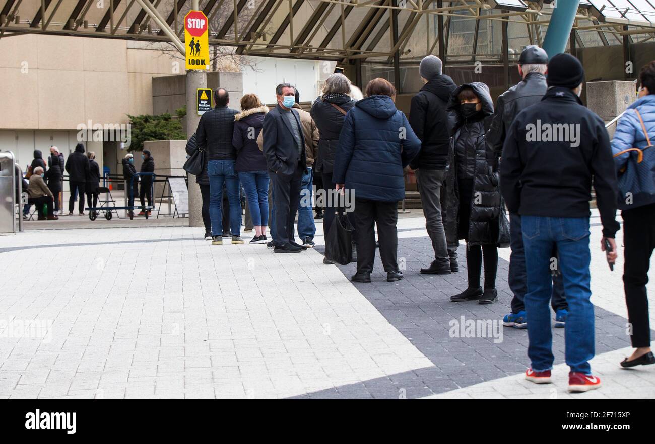 Toronto, Canadá. 3rd de abril de 2021. Las personas se alinean para entrar en una clínica de vacunación COVID-19 en Toronto, Canadá, el 3 de abril de 2021. Los casos COVID-19 de Canadá han ascendido a 1.001.645, informó CTV. Canadá se convirtió en el 23rd país del mundo en superar los 1 millones de casos confirmados, según un recuento mundial de infecciones por la Universidad Johns Hopkins. Crédito: Zou Zheng/Xinhua/Alamy Live News Foto de stock