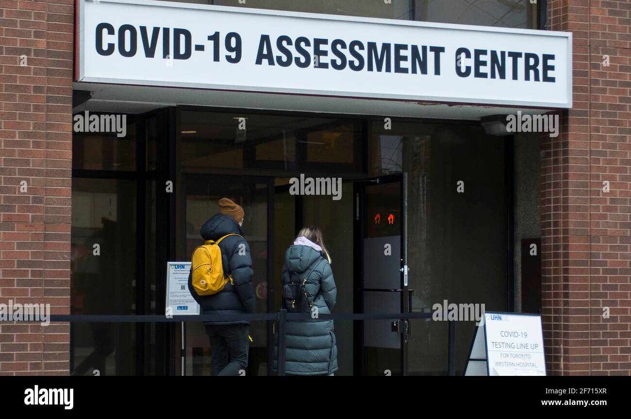 Toronto, Canadá. 3rd de abril de 2021. La gente llega a un centro de evaluación COVID-19 en Toronto, Canadá, el 3 de abril de 2021. Los casos COVID-19 de Canadá han ascendido a 1.001.645, informó CTV. Canadá se convirtió en el 23rd país del mundo en superar los 1 millones de casos confirmados, según un recuento mundial de infecciones por la Universidad Johns Hopkins. Crédito: Zou Zheng/Xinhua/Alamy Live News Foto de stock