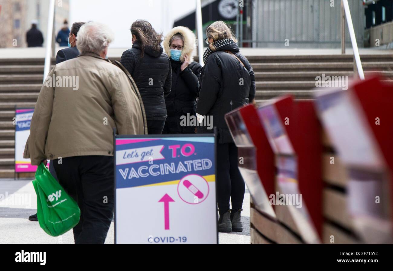 Toronto, Canadá. 3rd de abril de 2021. Las personas se alinean para entrar en una clínica de vacunación COVID-19 en Toronto, Canadá, el 3 de abril de 2021. Los casos COVID-19 de Canadá han ascendido a 1.001.645, informó CTV. Canadá se convirtió en el 23rd país del mundo en superar los 1 millones de casos confirmados, según un recuento mundial de infecciones por la Universidad Johns Hopkins. Crédito: Zou Zheng/Xinhua/Alamy Live News Foto de stock