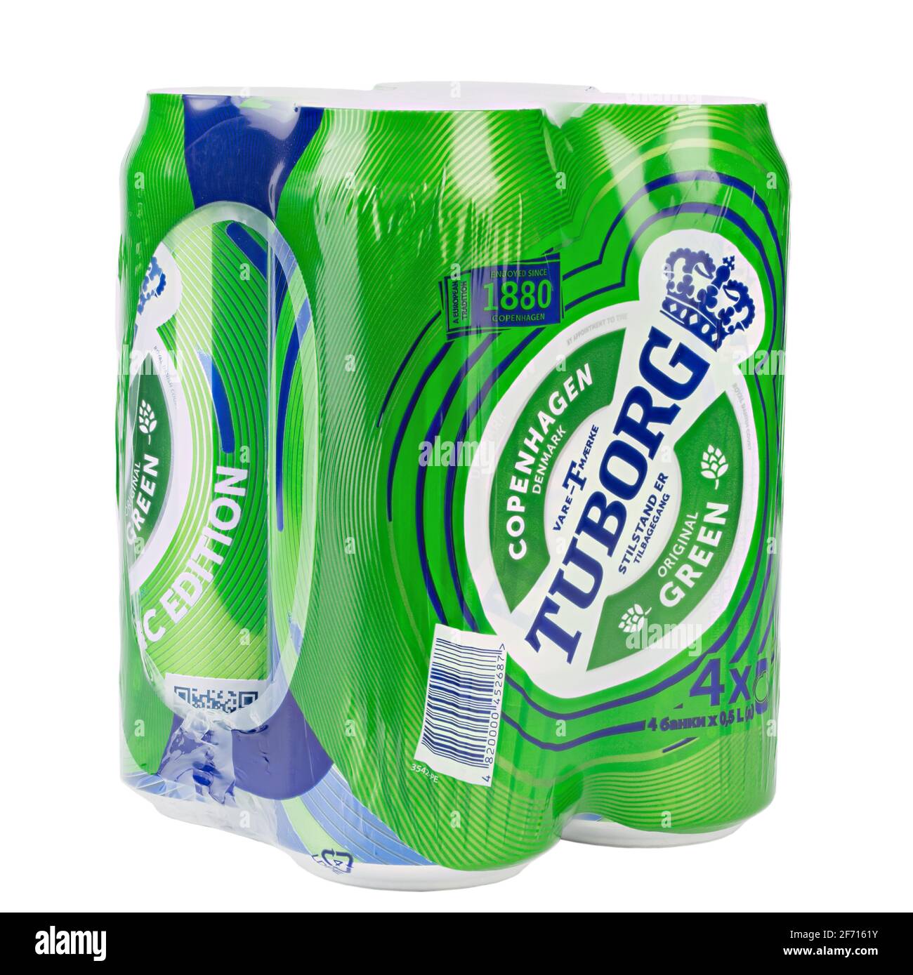 Ucrania, Kiev, marzo de 03. 2021: Cuatro paquetes de aluminio de cerveza verde Tuborg sobre fondo blanco. Tuborg es una empresa cervecera danesa fundada en 1873. Archivo Foto de stock