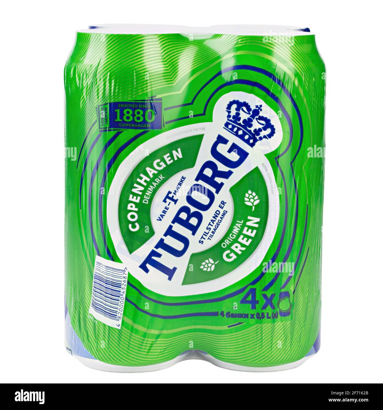 Ucrania, Kiev, marzo de 03. 2021: Cuatro paquetes de aluminio de cerveza verde Tuborg sobre fondo blanco. Tuborg es una empresa cervecera danesa fundada en 1873. Archivo Foto de stock