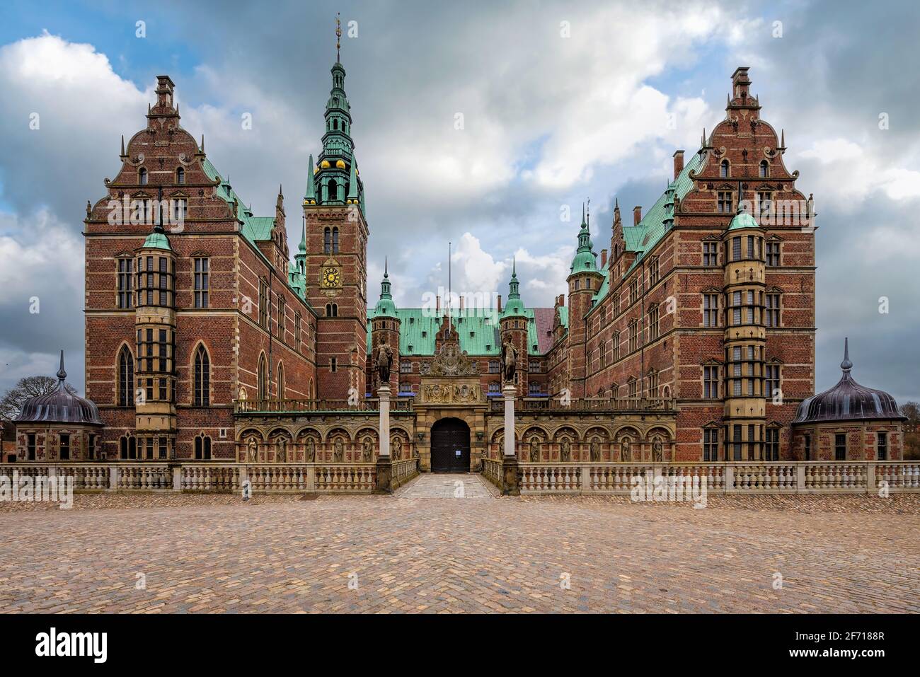 Hillerod, Dinamarca; 4 de abril de 2021 - construido a principios del siglo 17th, el Castillo Frederiksborg es uno de los castillos más famosos de Dinamarca. Foto de stock