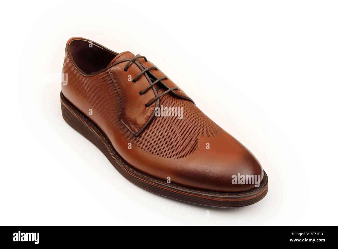 Elegantes zapatos de piel marrón hechos a mano Fotografía de stock - Alamy