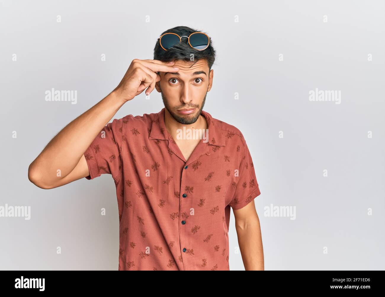 Joven hombre guapo con ropa casual de verano preocupado y estresado por un  problema con la mano en la frente, nervioso y ansioso por la crisis  Fotografía de stock - Alamy