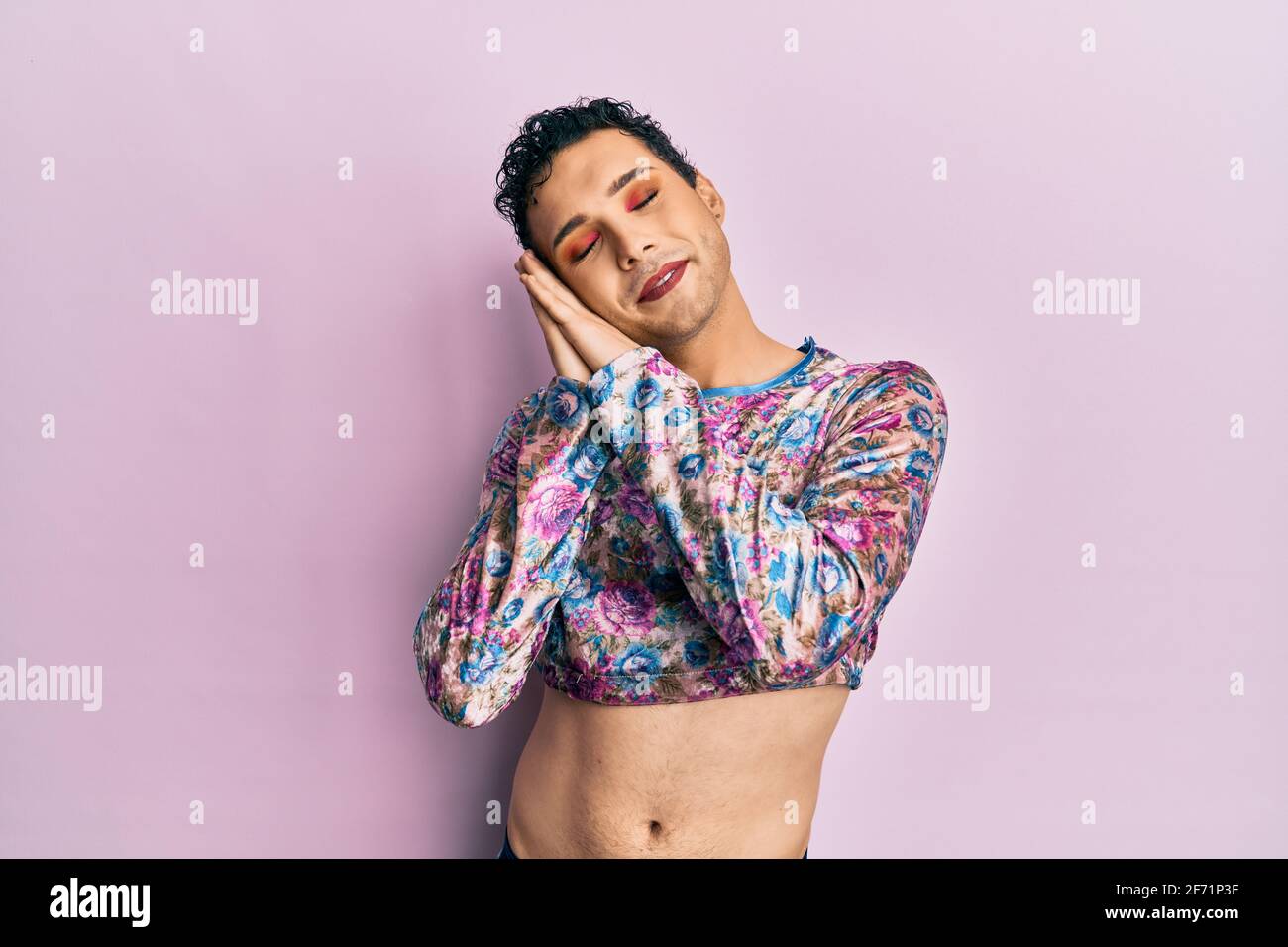 Debe Madison Porra Hombre guapo vestir ropa de moda dormir cansado soñar y posar con las manos  juntas mientras sonríe con los ojos cerrados Fotografía de stock - Alamy