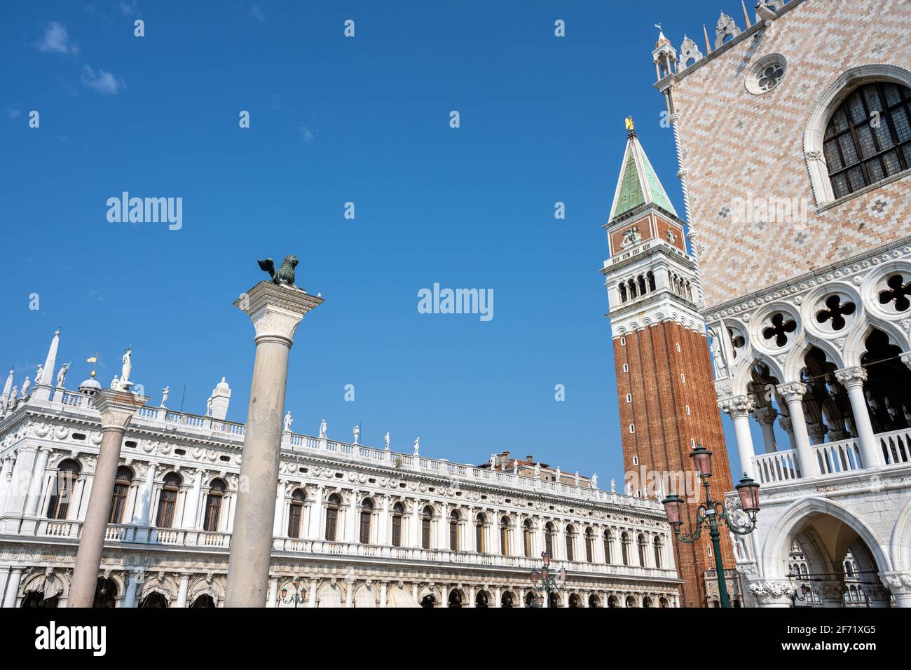 Parte del famoso Palacio Doges con el Campanile y la biblioteca Marciana, vista en Venecia, Italia Foto de stock
