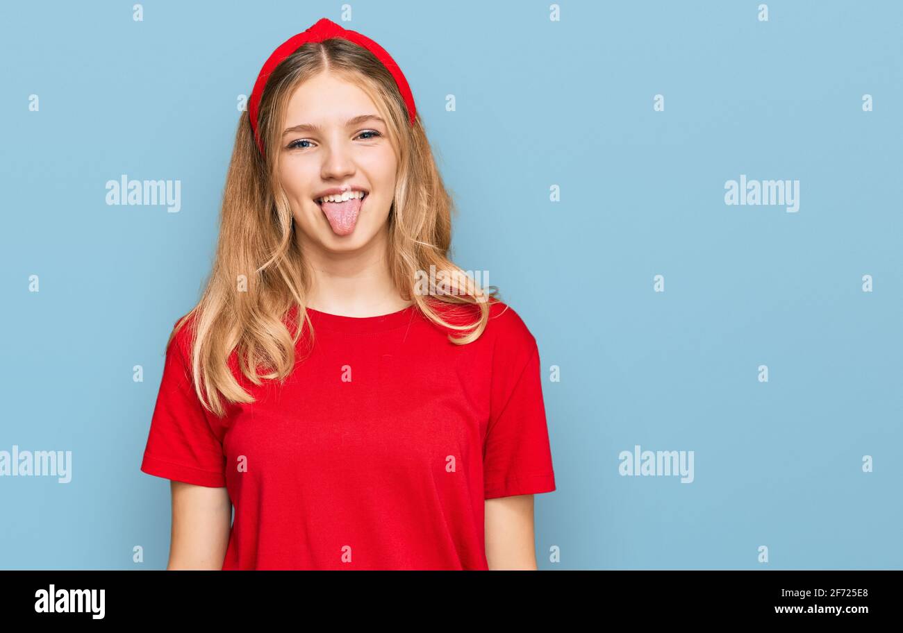 Hermosa niña caucásica con camiseta roja informal pegando la lengua fuera  feliz con la expresión divertida. Concepto de emoción Fotografía de stock -  Alamy