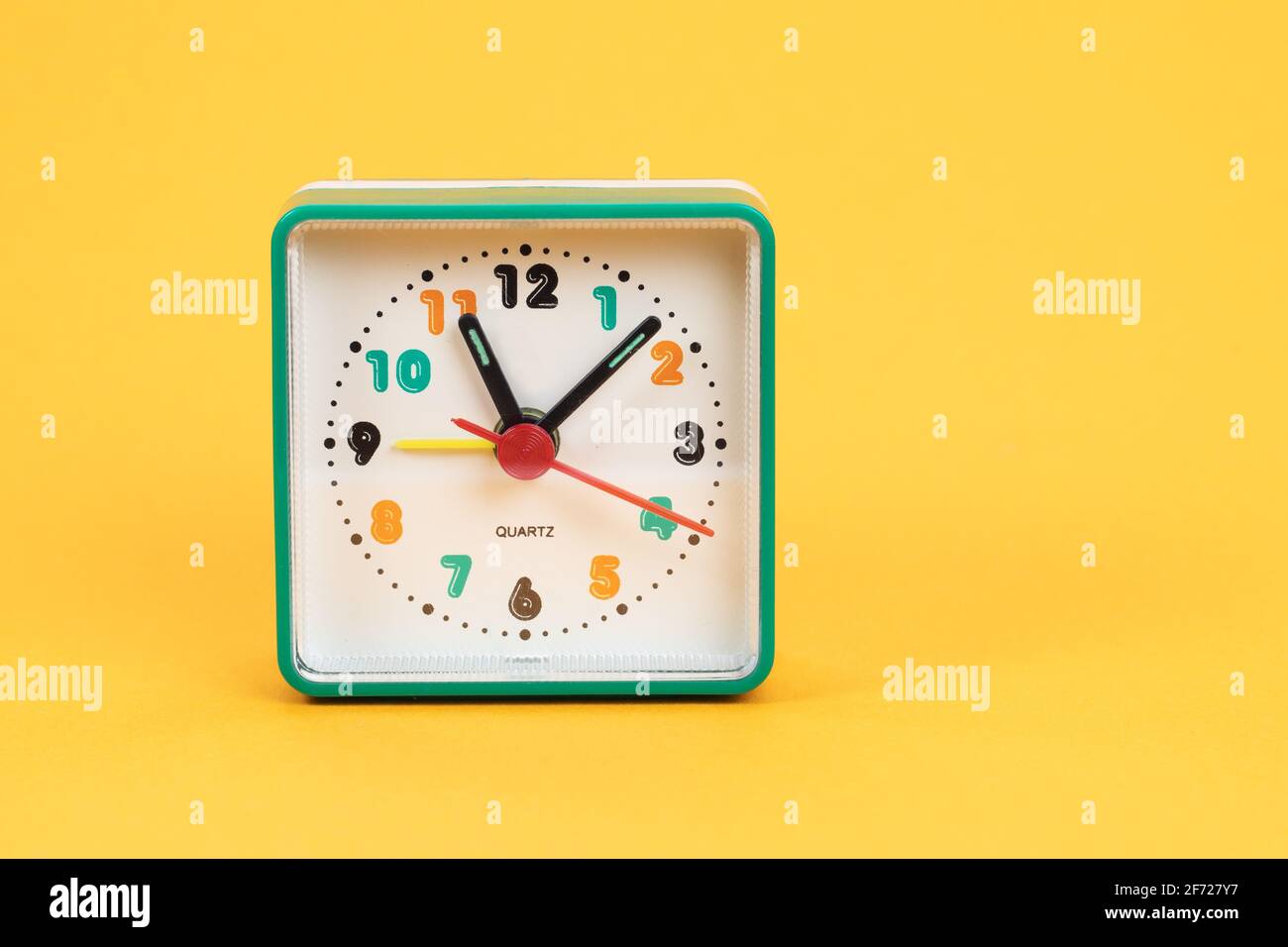 Reloj dorado con agujas despertador vintage sobre un fondo amarillo  brillante liso y aislado. Vista superior y de cerca. Copy space Photos