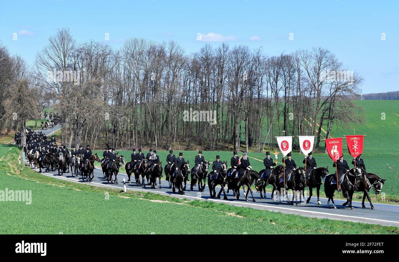 Los hombres sorbios vestidos con abrigos negros viajan a caballos decorados  durante una procesión de jinete de Pascua cerca de Crostwitz, Alemania, 4  de abril de 2021. REUTERS/Matthias Rietschel Fotografía de stock -