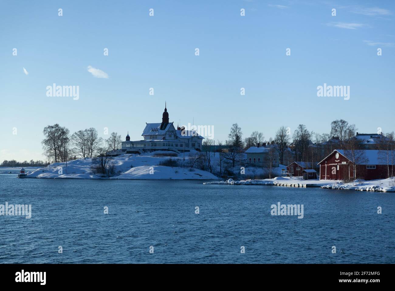 Valkosaari, Helsinki, Finlandia - 20 de enero de 2019: Restaurante NJK en invierno Foto de stock