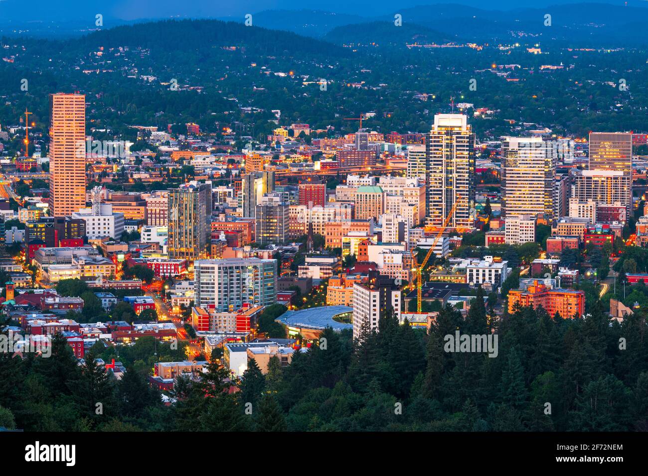 Portland, Oregon, USA el centro de ciudad en penumbra. Foto de stock