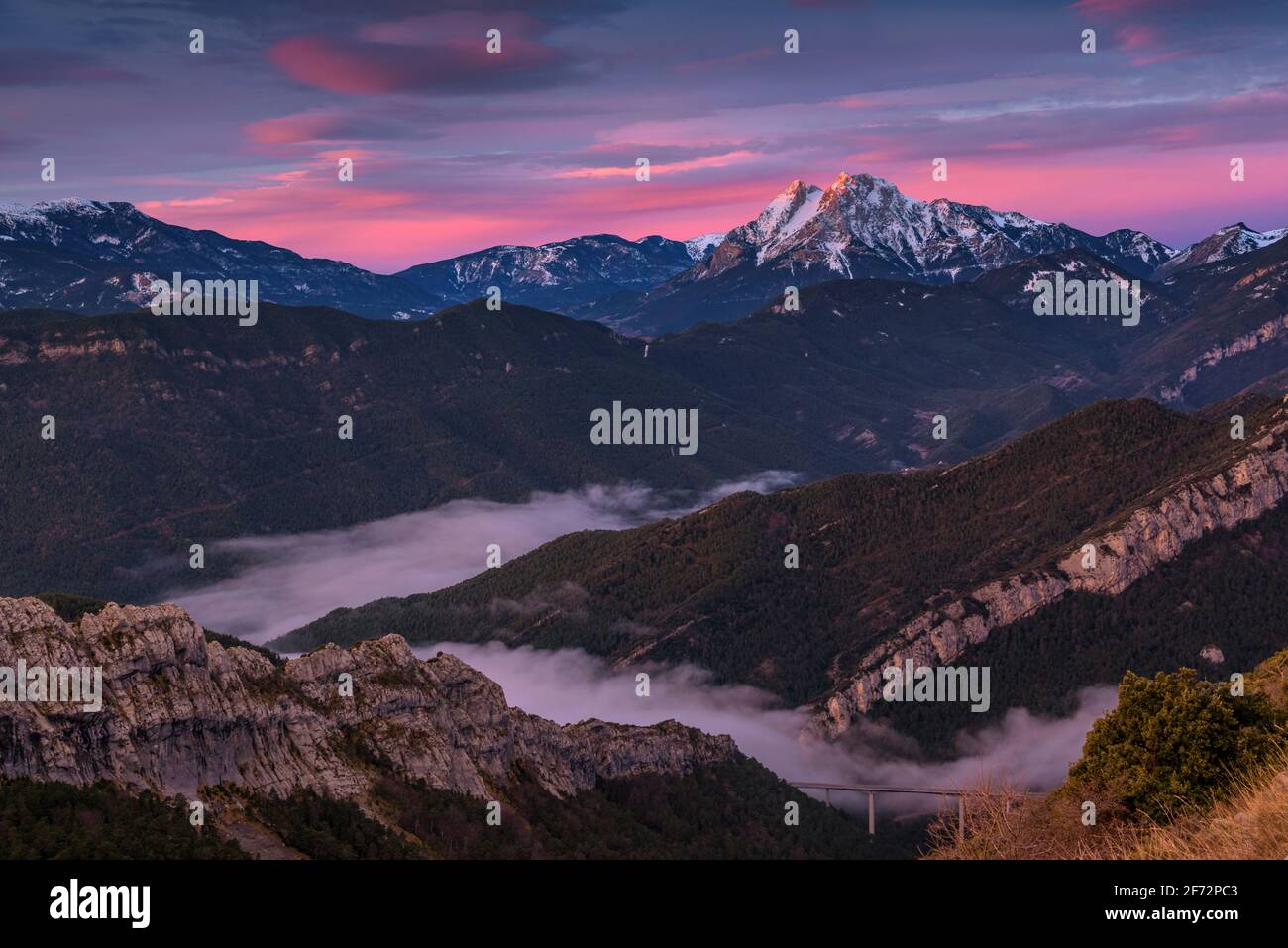 Pedraforca y Alt Berguedà en un amanecer rojo de invierno, visto desde el mirador del Coll de Pal (Berguedà, Barcelona, Cataluña, España, Pirineos) Foto de stock