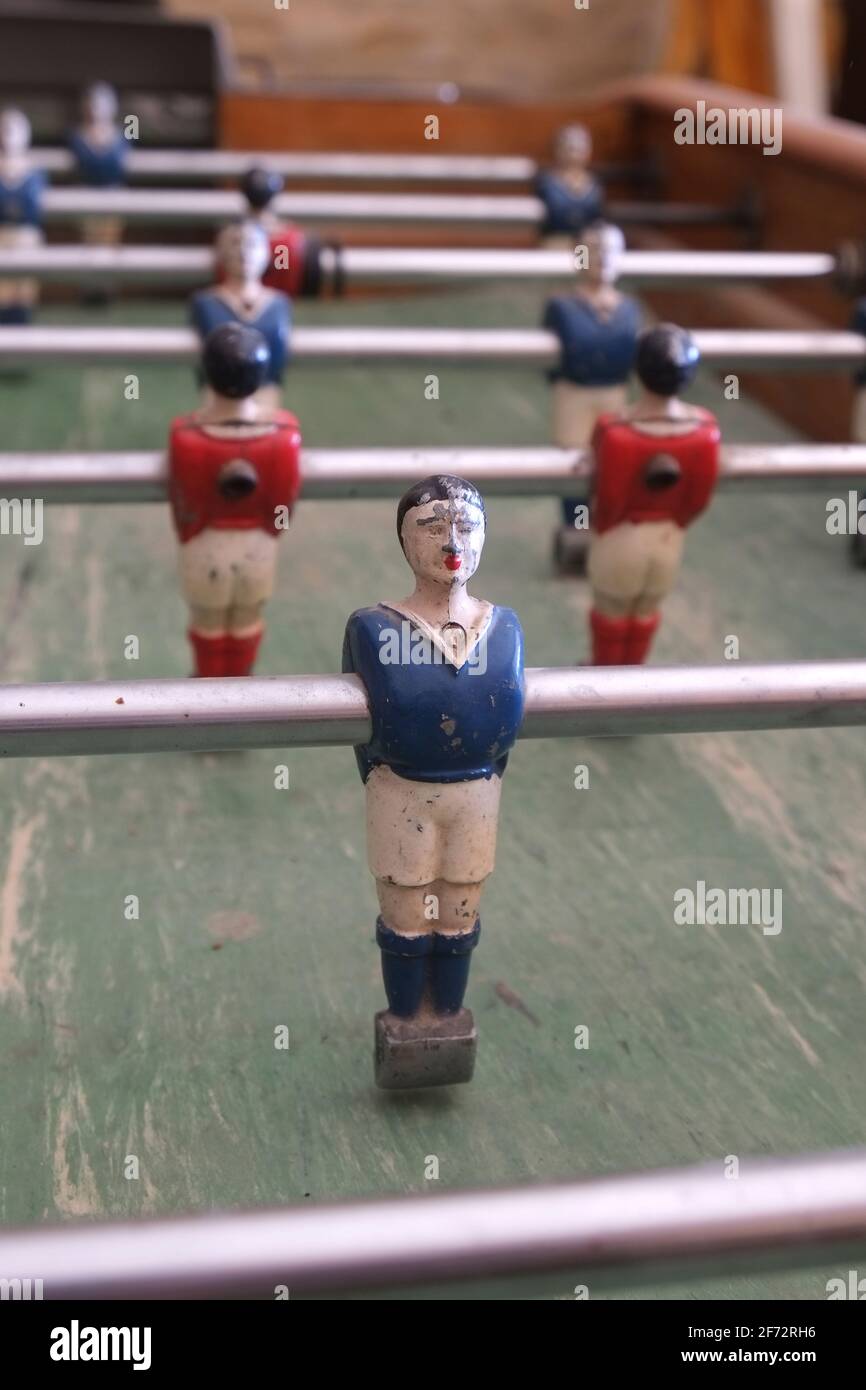 Vertical de los jugadores de fútbol de mesa en un viejo juego de fútbol de mesa de alto a un jugador en azul. Foto de stock