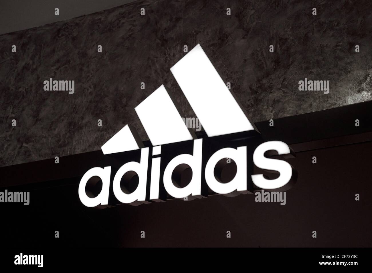 Rusia, Kaliningrado - 02.15.2021 - logotipo de la tienda Adidas. Vista de  cerca del signo Adidas sobre fondo negro. Adidas diseña y fabrica ropa  deportiva Fotografía de stock - Alamy